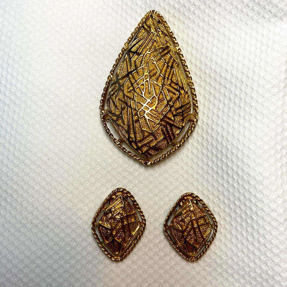 Vintage Sarah Coventry gold clip earrings and brooch textured set.